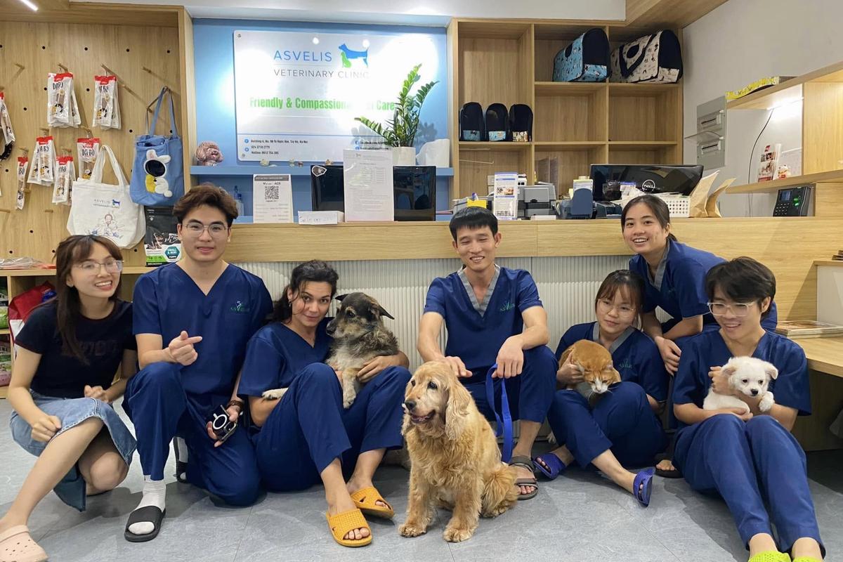 L’équipe ASVELIS avec des chiens à la clinique